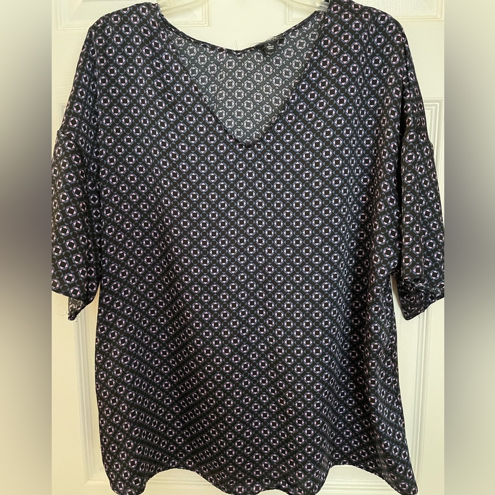 Jones New York Navy and Pink Geometric V Neck Blouse